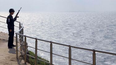 Polícia sul-coreano vigia fronteira do país asiático