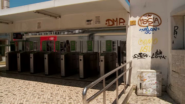 Jovem esfaqueado na estação da Damaia apanha comboio para fugir a agressores