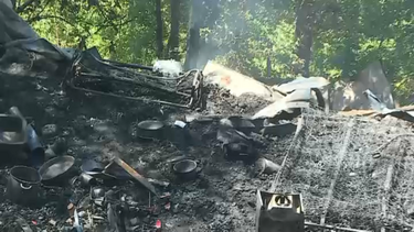 Incêndio em pré-fabricado de madeira faz três feridos. Jovem em estado grave