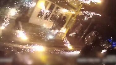 Polícias atacados com fogo de artifício durante motins no Reino Unido