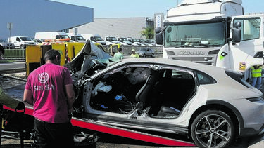 O acidenete envolveu um camião-cisterna, um Porrsche e uma Famel