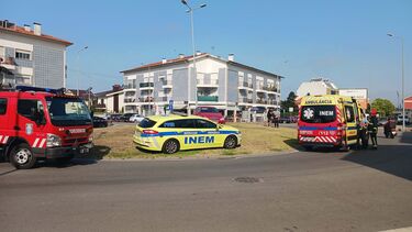Carro sobe rotunda em despiste aparatoso em Aveiro