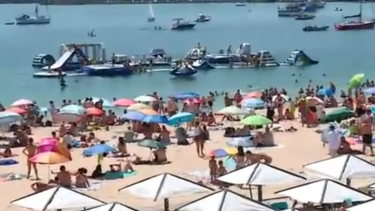 Calor e sol levam veraneantes à Praia: areais de Lisboa repletos