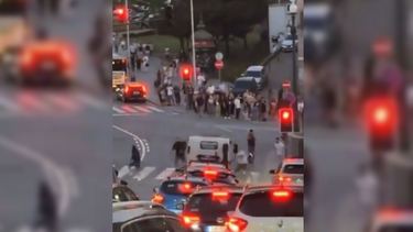 Vídeo mostra agressões entre grupo e condutor parado nos semáforos junto à estação de São Bento no Porto