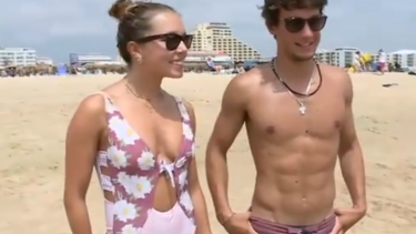"A água está ótima": Apesar das algas, veraneantes aproveitam sol do Algarve