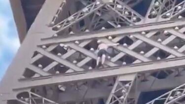 Torre Eiffel evacuada horas antes de cerimónia das Olimpíadas. Homem em tronco nu escalou monumento