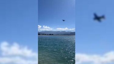 Avioneta faz aterragem de emergência em praia no Brasil e obriga frequentadores a correr para não serem atingidos