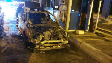 Carro consumido pelas chamas junto a portagem em Santa Maria da Feira