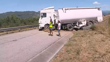 Camião embate com reboque na A11 e desliza por talude até à rua D. Armindo Lopes Coelho em Felgueiras