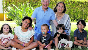 Luís Marques Mendes com a mulher, Sofia, e cinco dos seis netos