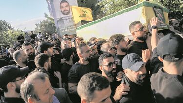Caixão do militante do Hezbollah foi levado em ombros