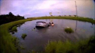 Vídeo mostra polícia a resgatar condutora que sofreu convulsão e caiu em lago. Alerta foi dado pelo filho de 12 anos