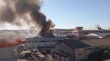 Mais de 200 carros destruídos em incêndio num armazém de aluguer de viaturas perto do aeroporto de Lisboa 