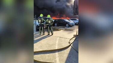 Fogo de grandes dimensões em armazém de aluguer de carros terá tido início num Tesla