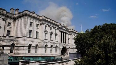 Incêndio consome centro artístico Somerset House em Londres