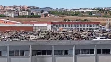 Novo vídeo mostra carros destruídos pelas chamas em armazém em Lisboa