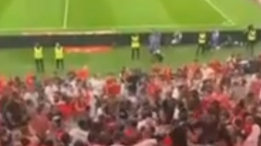 Imagens mostram pancadaria na zona dos 'No Name Boys' no intervalo do Benfica-Casa Pia