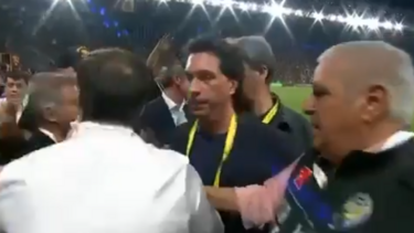 Mais uma confusão no futebol turco: Presidente do Fenerbahçe é atingido na cabeça durante jogo
