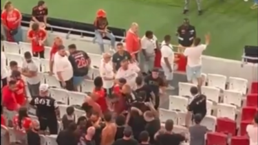 Novas imagens da confusão nas bancadas da Luz ao intervalo do Benfica-Casa Pia