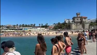 Banhistas obrigados a sair do mar devido a falso alarme para tubarão na praia do Tamariz