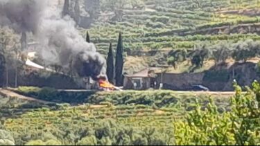 Carro consumido pelas chamas na EN22 em Lamego