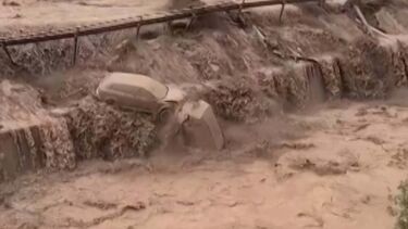 Imagens impressionantes mostram mar de lama a arrastar carros na Áustria