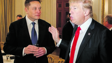 Elon Musk e Donald Trump na Casa Branca, em 2017