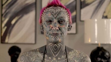 99.98% do corpo coberto de tinta: Veterana de guerra bate recorde do Guinness como a mais tatuada