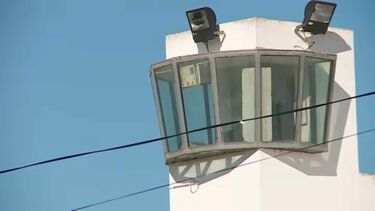 Mulheres passam droga para reclusos na cadeia de Caxias
