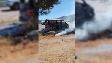 Carrinha consumida pelas chamas no IC8 em Proença-a-Nova