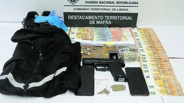 Detida dupla que assaltava casas durante funerais em Mafra