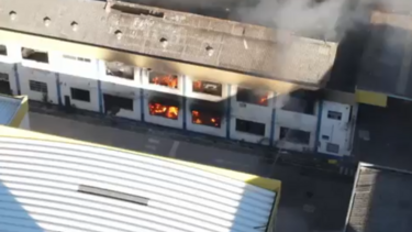Incêndio provoca estragos em fábrica em Loures