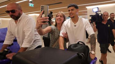 Maxi Araújo, reforço do Sporting, chega ao aeroporto de Lisboa