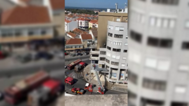 Incêndio deflagra em prédio no Seixal