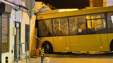 Autocarro da carris despista-se no Monte da Caparica