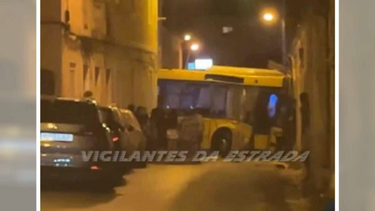 Autocarro despista-se contra casa no Monte da Caparica. Onze pessoas ficaram feridas