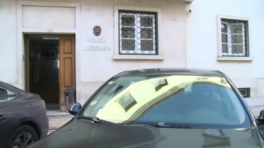 Mulher agride mãe com faca, rega-a com líquido inflamável e ateia fogo