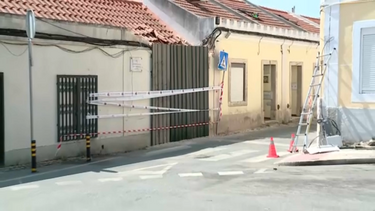 Autocarro despista-se contra casa no Monte da Caparica. Onze pessoas ficaram feridas