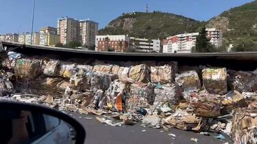 Dois camiões colidem na A1 em Vila Franca de Xira. Um dos pesados tombou e espalhou a carga pela estrada