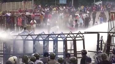 Polícia usa canhões de água contra protesto pelo assassínio de médica na Índia