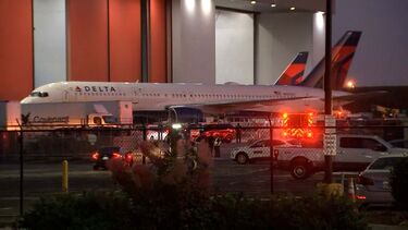 Dois mortos e um ferido após pneu de avião Boeing 757 explodir no aeroporto internacional de Atlanta