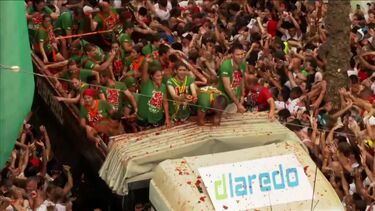 ‘La Tomatina’: A grande festa espanhola voltou a pintar de vermelho milhares de pessoas