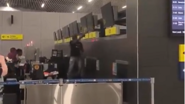 Homem destrói balcão de check-in de aeroporto no Chile