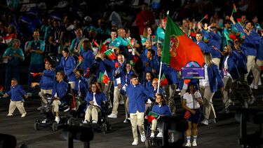 Atletas portugueses desfilam na cerimónia de abertura dos Jogos Paralímpicos de Paris