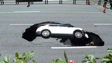 Carro é ‘engolido’ por buraco na Coreia do Sul