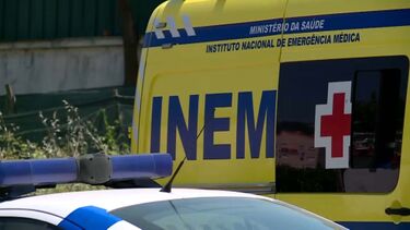 Homem de 60 anos morre em despite de carro em Cascais. Viatura foi contra um poste