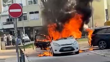 Carro consumido pelas chamas em Alfornelos na Amadora