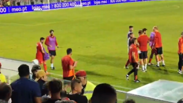 Lenços brancos e vaia monumental: Rui Costa, Schmidt e equipa visados pelos adeptos do Benfica após empate