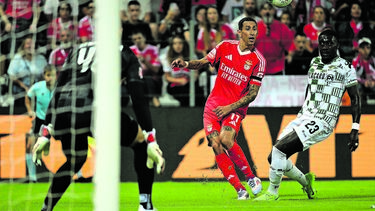 Di María cruza perante oposição de Frimpong