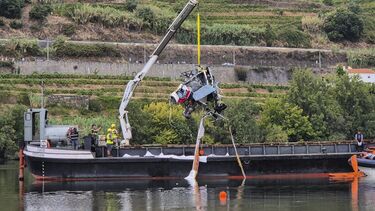 Destroços do helicóptero acidentado no rio Douro